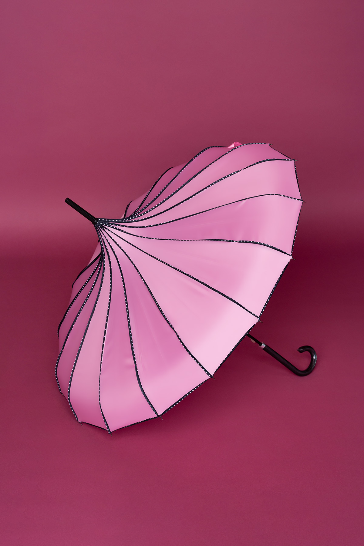Ροζ ομπρέλα σε σχήμα παγόδας, με μαύρες λωρίδες πουά, ιδανική τόσο για τον ήλιο όσο και τη βροχή!