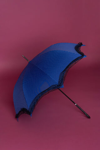 Αδιάβροχη ρομαντική μπλε πουά ομπρέλα με δαντελένιο βολάν στο τελείωμα, ιδανική για να ολοκληρώσετε ένα ξεχωριστό look!
