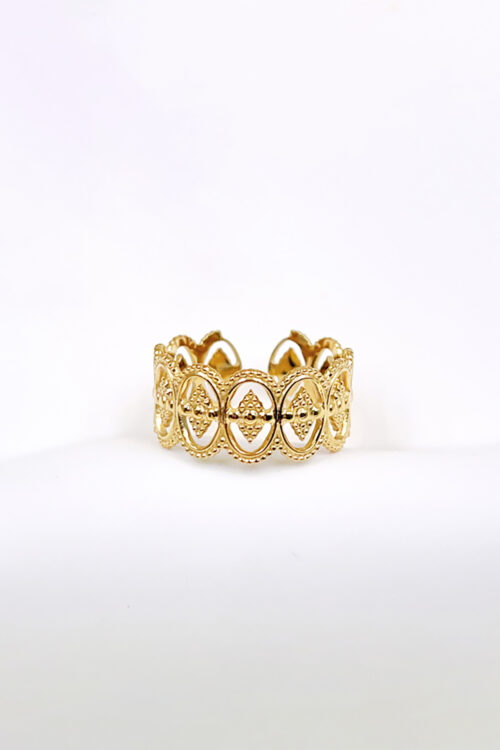 Vintage δαχτυλίδι από ατσάλι, σε οβάλ σχμήμα και ρόμβους, σε χρώμα χρυσό.