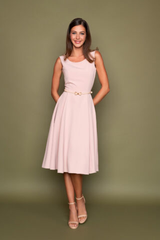 Dusty pink vintage φόρεμα, εφαρμοστό στον κορμό, με χαμόγελο, στρογγυλή πλάτη, υφασμάτινη ζώνη και κλος φούστα μέχρι το γόνατο. Το φουρό και η ζώνη δεν περιλαμβάνονται και πωλούνται χωριστά.