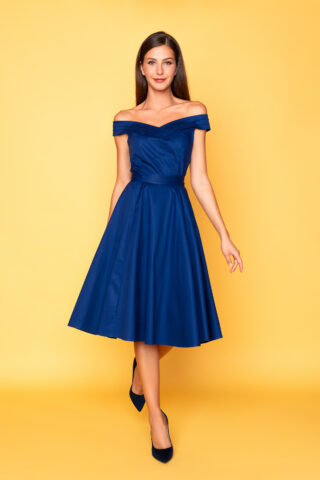 Μπλε μεσάτο φόρεμα, με ανοιχτούς ώμους, κλος φούστα, με πιέτες στο μπούστο και κορδέλα ζώνη για να τονίσει τη σιλουέτα στη μέση. Υπέροχο φόρεμα για όλες τις περιστάσεις! 