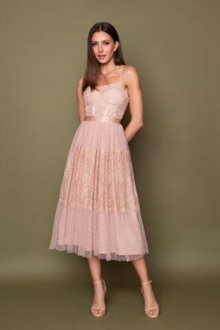Midi φόρεμα από πουά τούλι και δαντέλα σε dusty pink απόχρωση, με τιράντες, λαιμουδιά καρδιά με μπανέλες και φούστα με βολάν, για μια επίσημη περίσταση.