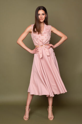 Μίντι ψηλόμεση κλος φούστα σε dusty pink χρώμα, με τσέπες και κουμπιά, για να δημιουργήσετε ένα ρετρό look για όλες τις ώρες!