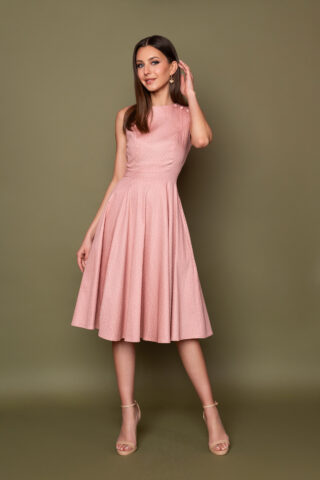 Κλος φόρεμα σε μεσάτη γραμμή, με στρογγυλή λαιμουδιά και μήκος μέχρι το γόνατο, από ελαστικό ροζ ύφασμα με πουά print, ιδανικό για μια εντυπωσιακή εμφάνιση!