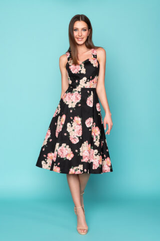 Midi φλοράλ 50s κλος φόρεμα με ροζ λουλούδια σε μαύρο φόντο, σε μεσάτη γραμμή, με μπούστο καρδιά και κλος φούστα μέχρι το γόνατο, ιδανικό καθημερινά αλλά και για ένα γάμο, μια βάφτιση ή μια ιδιαίτερη περίσταση.