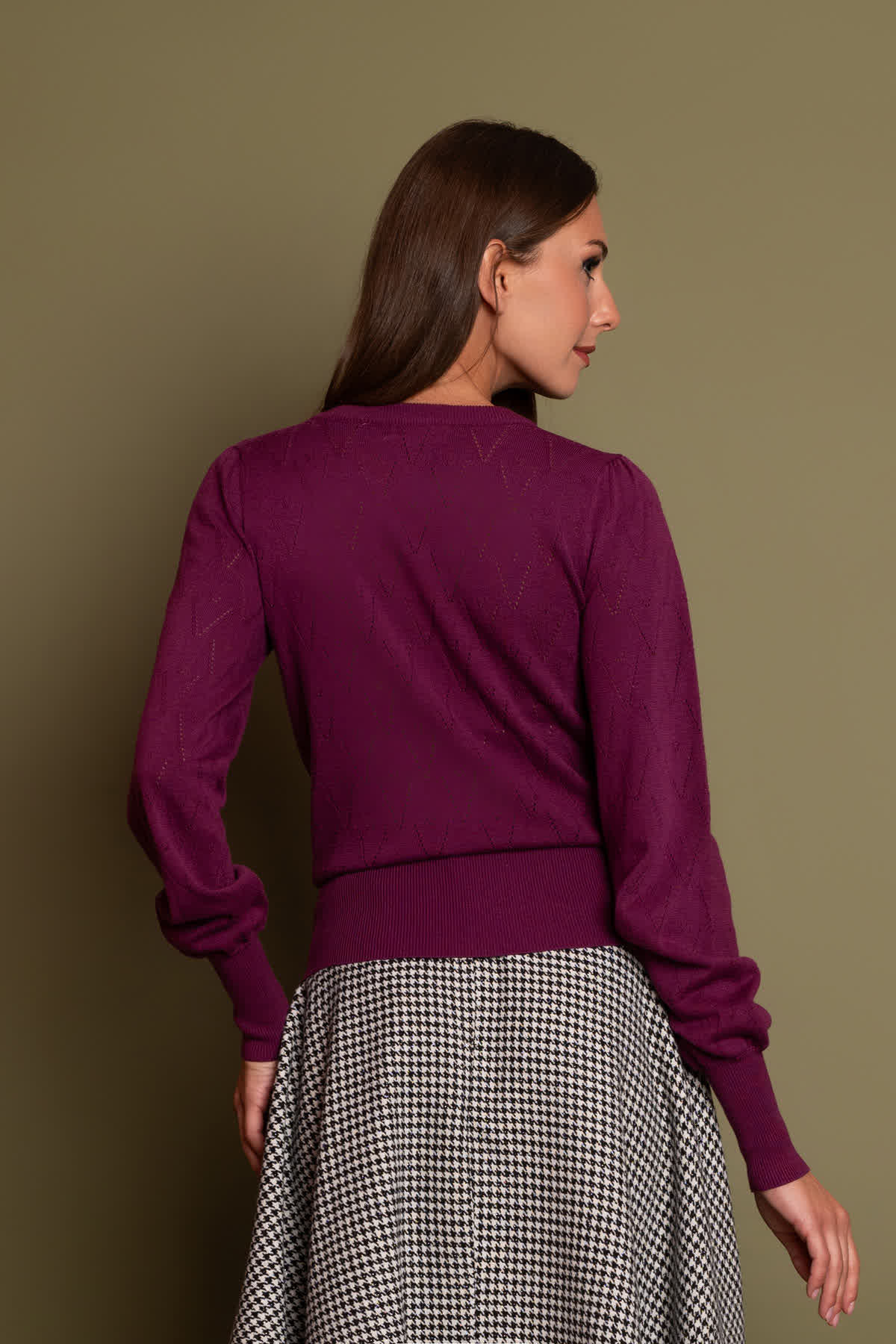 plekti-mplouza-mpornto-2 Μπορντό μπλούζα από μαλακό ελαστικό πλεκτό ύφασμα, με διάτρητο γεωμετρικό σχέδιο στην πλέξη, μακριά μανίκια και λαιμουδιά χαμόγελο. Υπέροχη μπλούζα σε vintage στυλ για να συνδυάσετε τις φούστες ή τα παντελόνια σας για όλες τις ώρες της ημέρας.