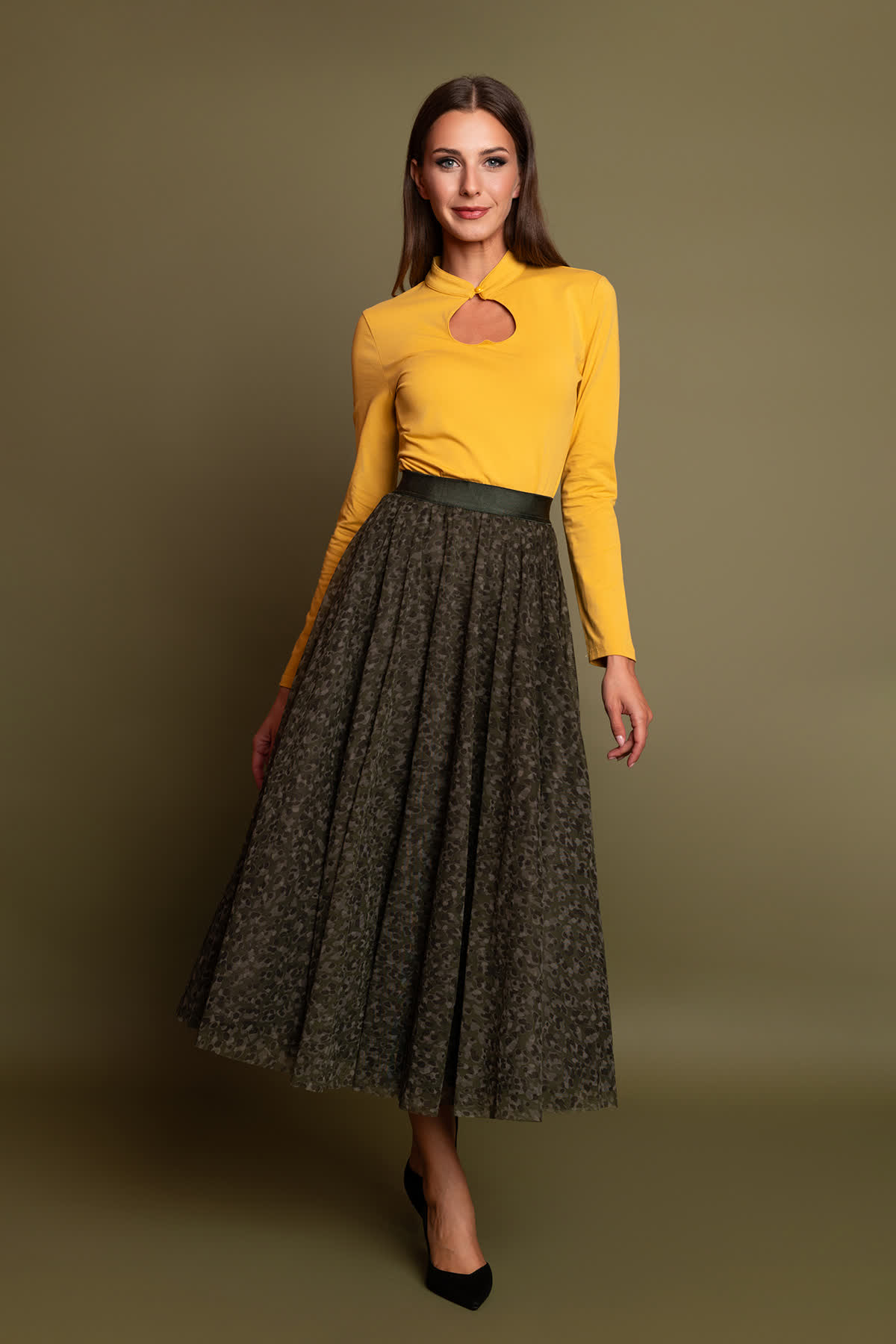 haki-toulini-fousta-1 Χακί midi φούστα από τούλι σε κλος γραμμή, με λάστιχο στη μέση και αέρινη κίνηση, για μια ρομαντική εμφάνιση.