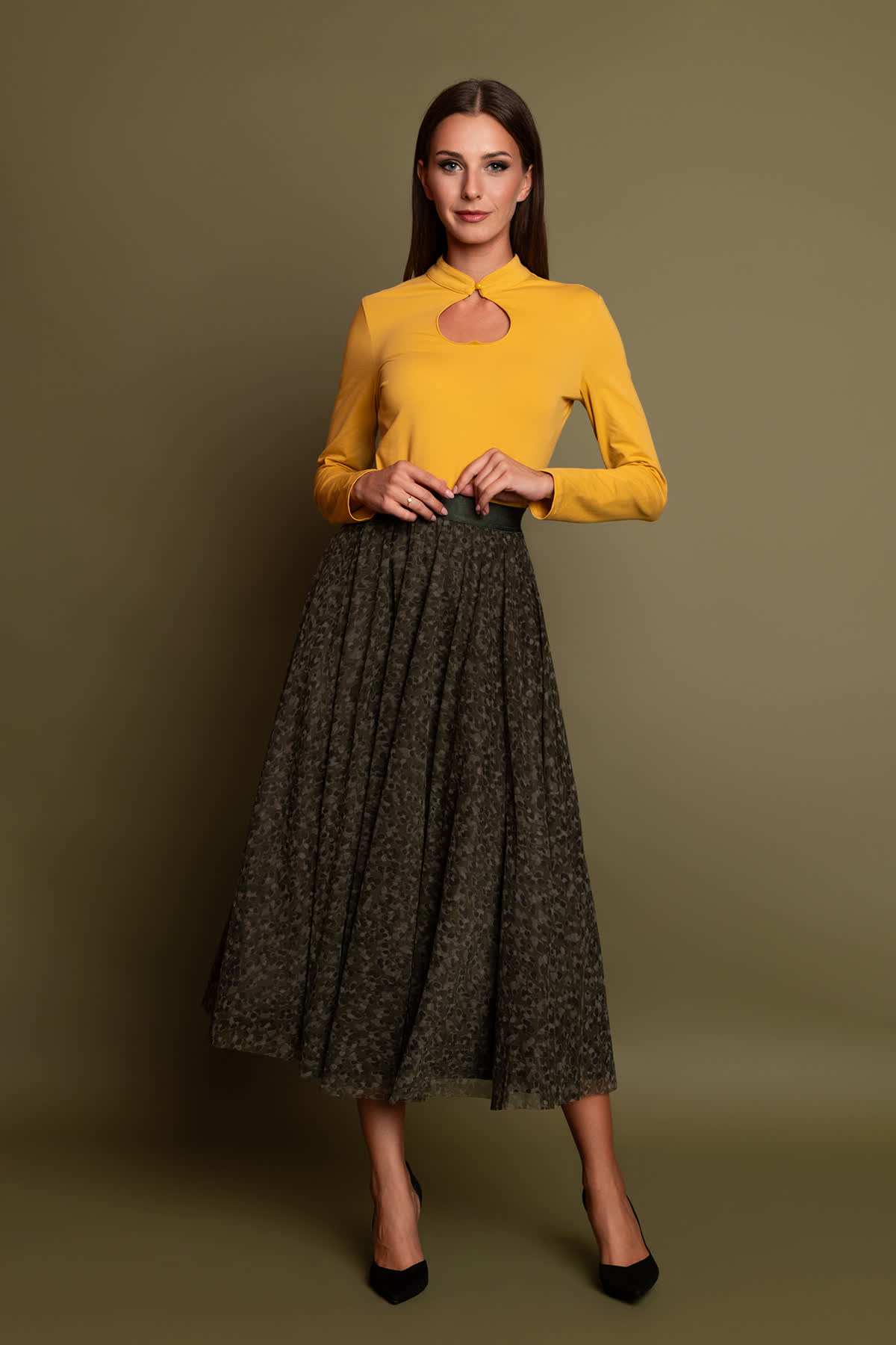 haki-toulini-fousta-2 Χακί midi φούστα από τούλι σε κλος γραμμή, με λάστιχο στη μέση και αέρινη κίνηση, για μια ρομαντική εμφάνιση.