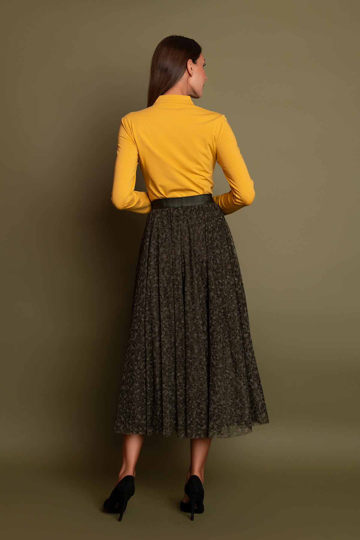 haki-toulini-fousta-3 Χακί midi φούστα από τούλι σε κλος γραμμή, με λάστιχο στη μέση και αέρινη κίνηση, για μια ρομαντική εμφάνιση.