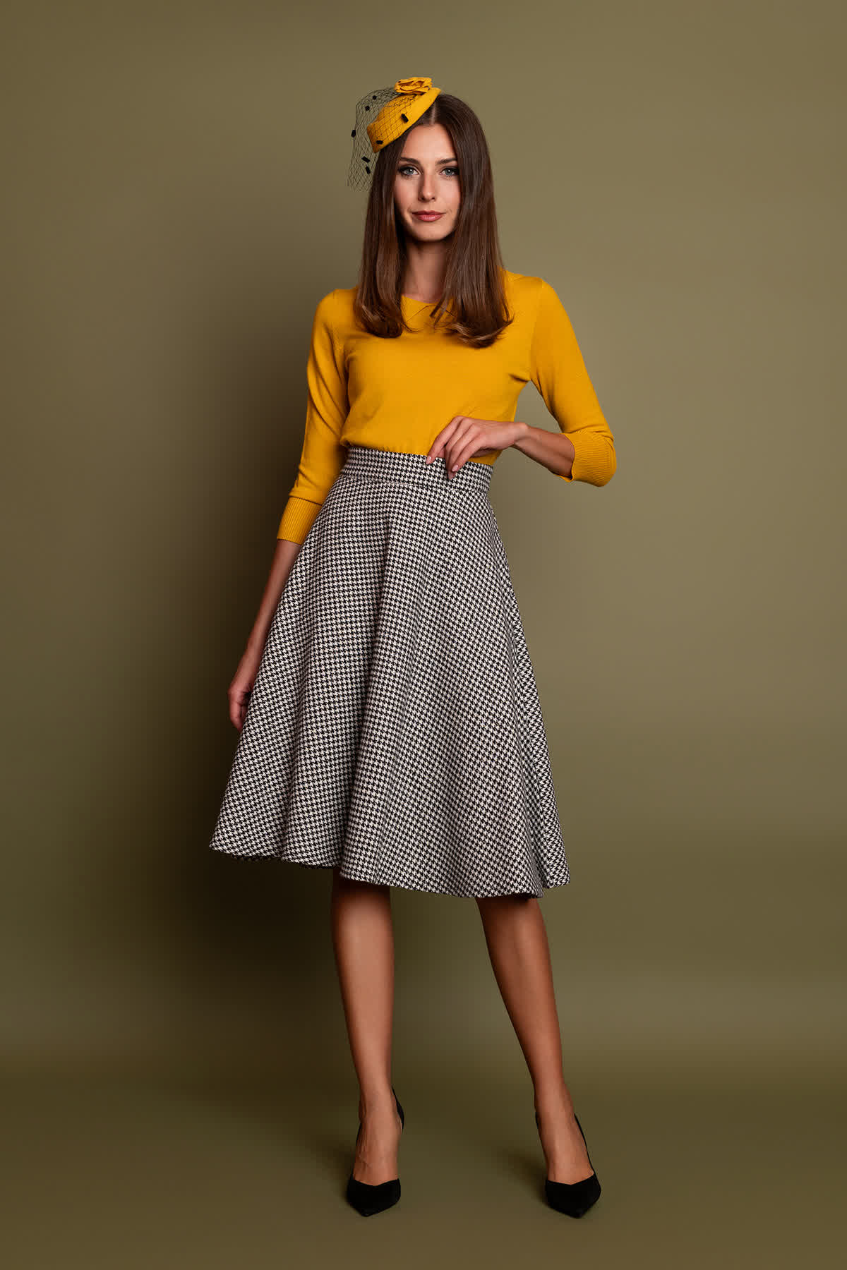 mavri-karo-klos-fousta-1 Μίντι ψηλόμεση κλος φούστα, με ασπρόμαυρο πτι καρό, για να δημιουργήσετε ένα ρετρό look για όλες τις ώρες!