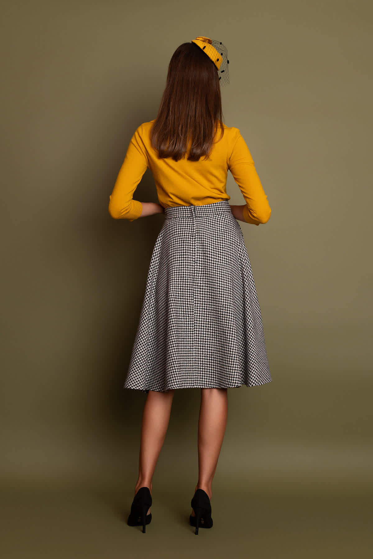 mavri-karo-klos-fousta-3 Μίντι ψηλόμεση κλος φούστα, με ασπρόμαυρο πτι καρό, για να δημιουργήσετε ένα ρετρό look για όλες τις ώρες!