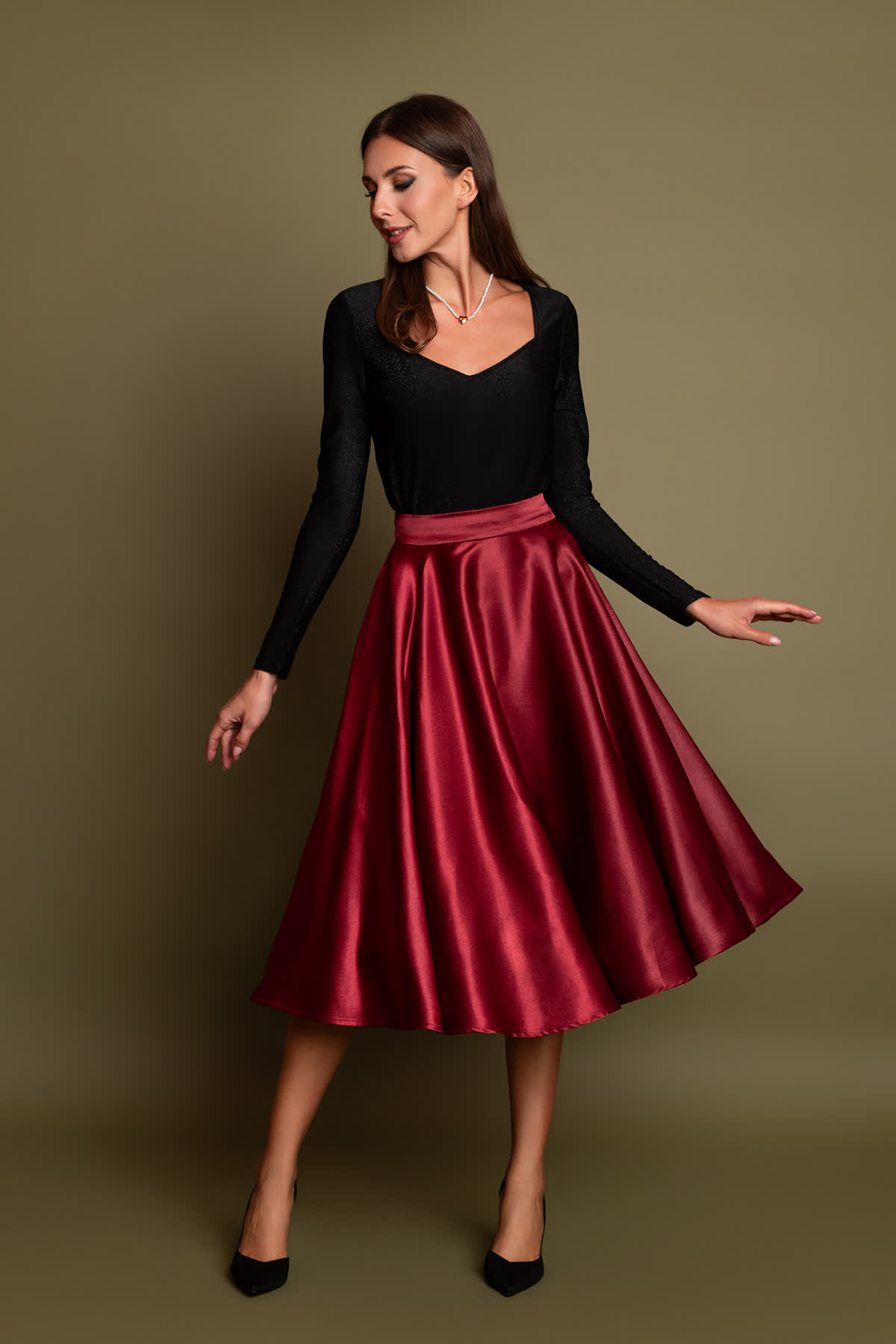 mpornto-saten-klos-fousta-1 Μίντι ψηλόμεση κλος φούστα από μπορντό σατινέ ύφασμα για να δημιουργήσετε ένα ξεχωριστό look για επίσημες εφανίσεις!