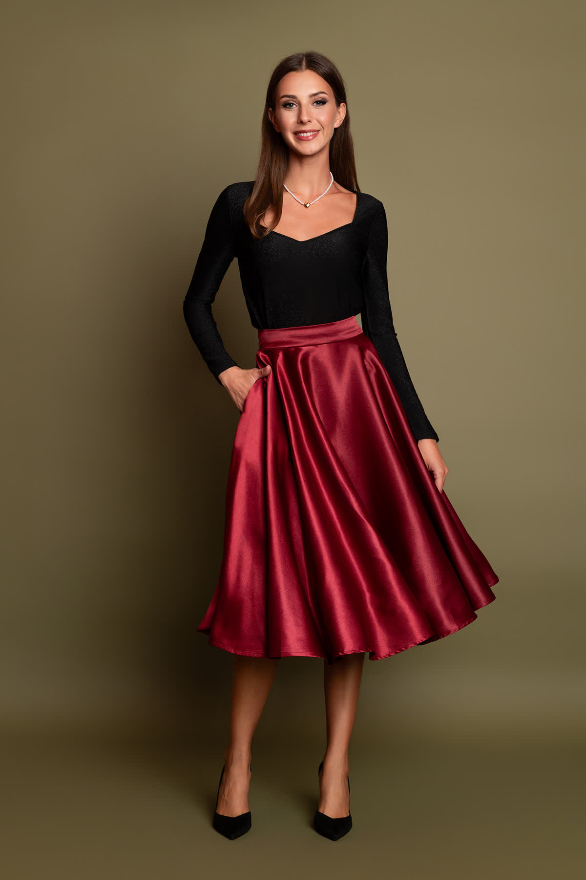 mpornto-saten-klos-fousta-2 Μίντι ψηλόμεση κλος φούστα από μπορντό σατινέ ύφασμα για να δημιουργήσετε ένα ξεχωριστό look για επίσημες εφανίσεις!