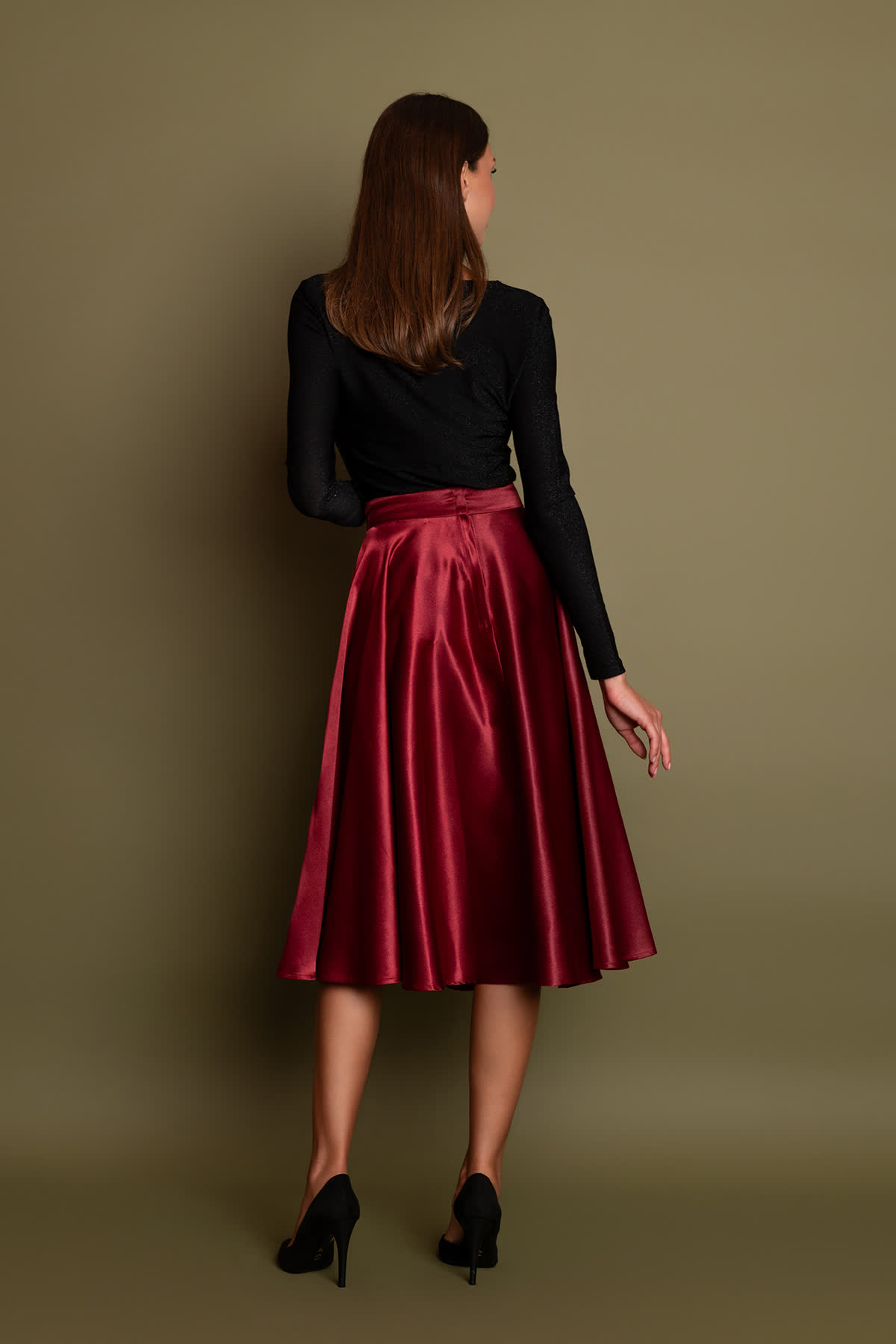 mpornto-saten-klos-fousta-3 Μίντι ψηλόμεση κλος φούστα από μπορντό σατινέ ύφασμα για να δημιουργήσετε ένα ξεχωριστό look για επίσημες εφανίσεις!