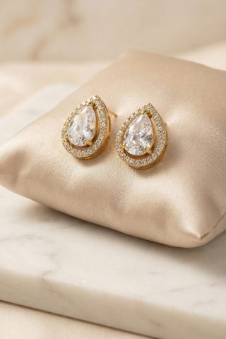 Κομψά ατσάλινα σκουλαρίκια σε σχήμα δάκρυ με λαμπερή πέτρα και ζιργκόνΕβ. Ανθεκτικά, υποαλλεργικά και ιδανικά για elegant εμφανίσεις από το πρωί έως το βράδυ.