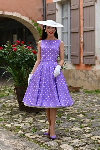 Κλος φόρεμα σε μεσάτη γραμμή, με χαμόγελο και μήκος μέχρι το γόνατο, από βαμβακερό ελαστικό ύφασμα με πουά print, ιδανικό για μια εντυπωσιακή εμφάνιση!