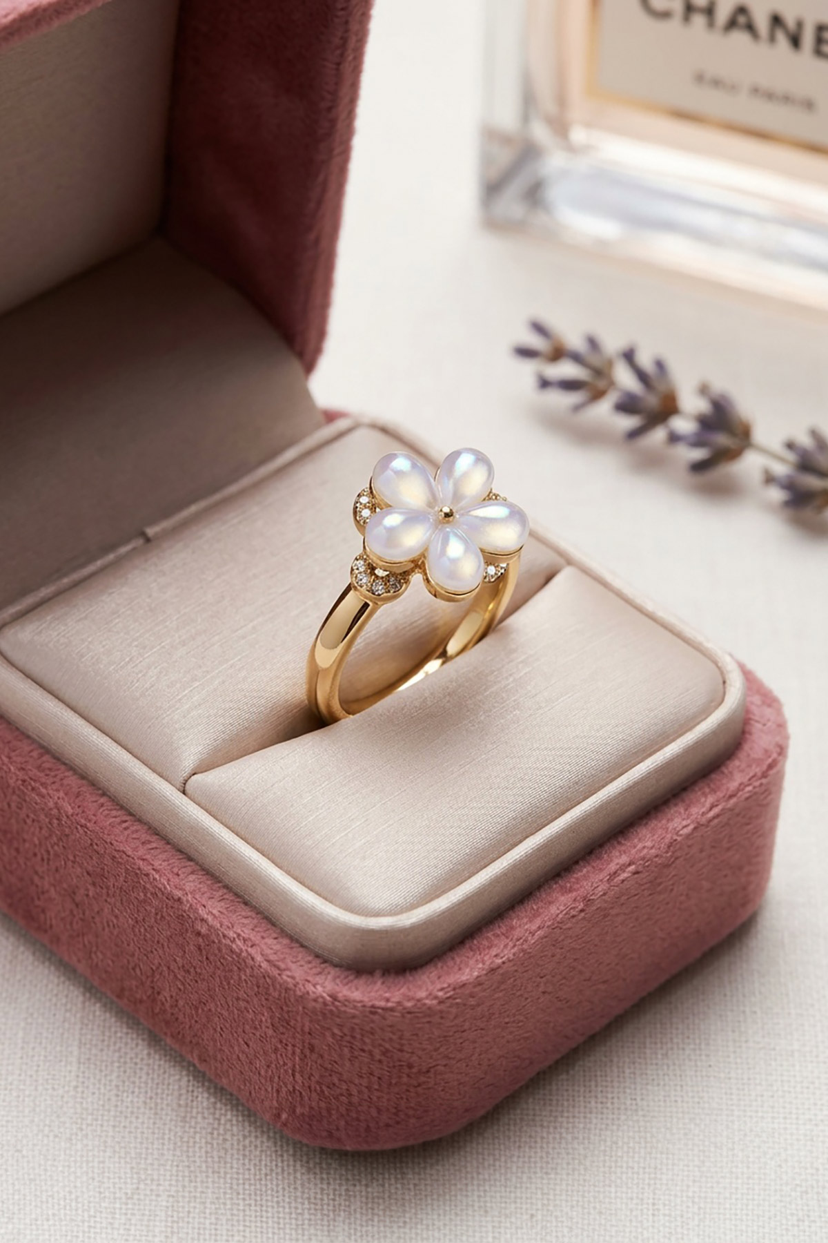 dahtilidi-vintage-blossom-2 Ένα ντελικάτο και ονειρικό δαχτυλίδι που αποπνέει έναν αέρα ρομαντισμού και κομψότητας. Το κεντρικό λουλούδι με την ιριδίζουσα λάμψη πλαισιώνεται από διακριτικά αστραφτερά φύλλα, δημιουργώντας ένα κόσμημα που τραβάει την προσοχή με την απαλότητα και τη λεπτομέρειά του.