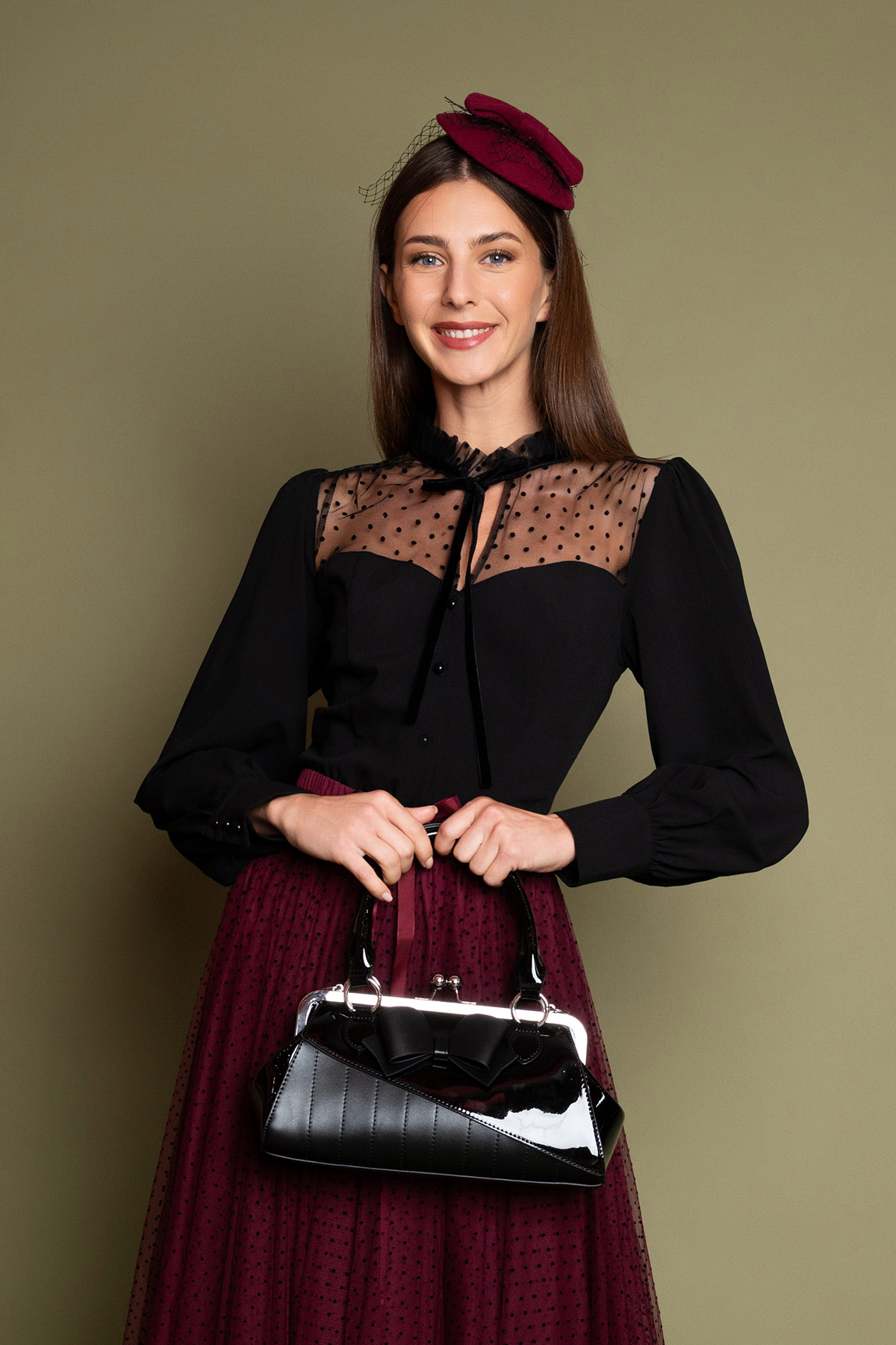 mavri-50s-loustrini-tsanta-6 50s λουστρίνι τσάντα σε μαύρο χρώμα, σε μακρόστενο σχήμα, με εμφανείς ραφές, κούμπωμα σε ασημί τόνο, μαύρο φιογκάκι και μακρύ λουράκι για τον ώμο. Υπέροχη τσάντα που αποτελεί το τέλειο αξεσουάρ για τους λάτρεις του vintage που αναζητούν μια πινελιά διαχρονικής γοητείας.