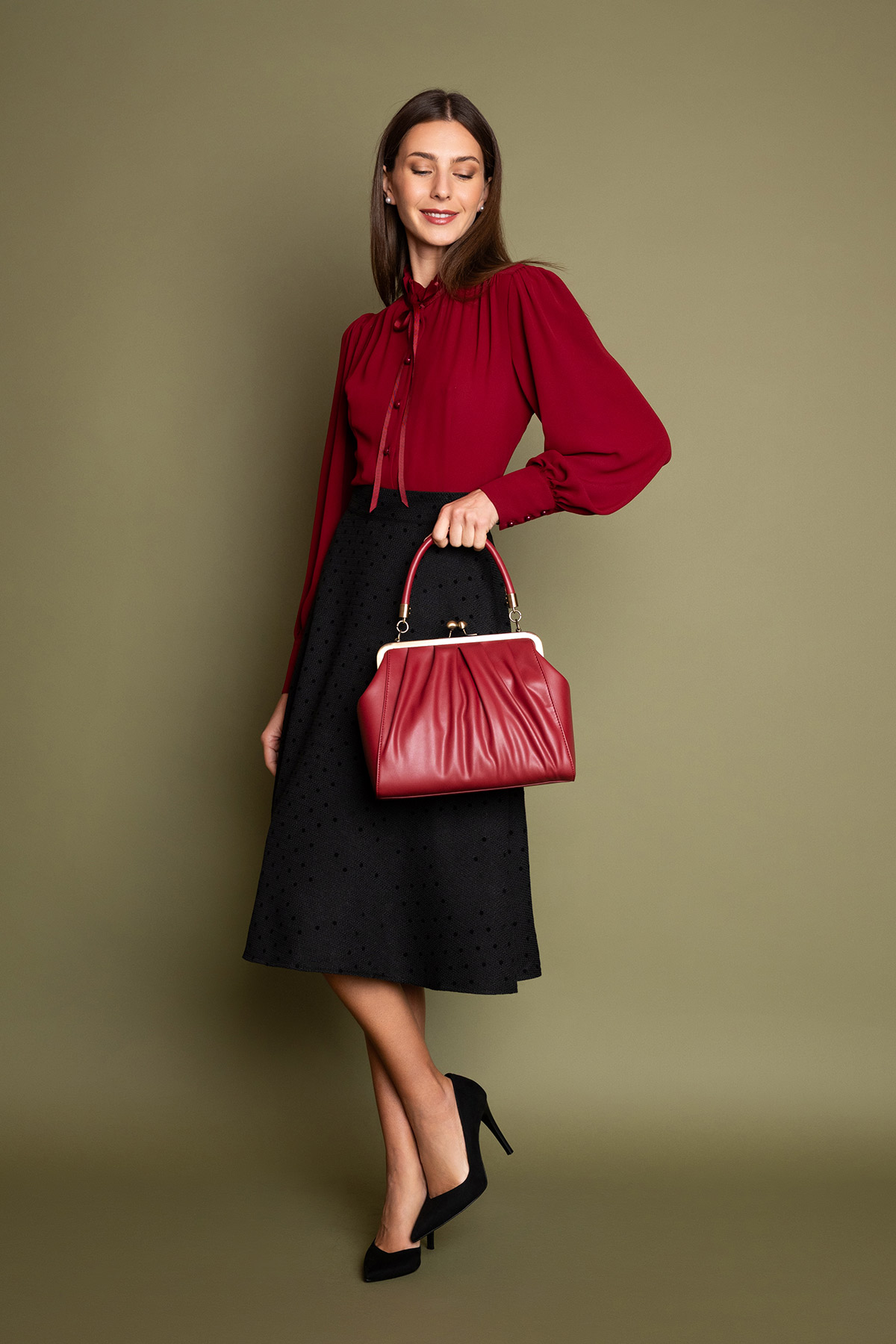 retro-kokkini-tsanta-8 Ρετρό τσάντα σε κόκκινο χρώμα, με πτυχώσεις και αποσπώμενο μακρύ λουράκι για να την κρατήσετε από το πρωί μέχρι το βράδυ!