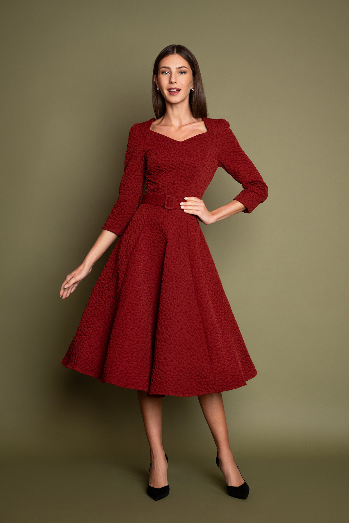 maroon-klos-vintage-forema-1 Υπέροχο φόρεμα σε μεσάτη γραμμή, με λαιμουδιά σε σχήμα καρδιά, κλος φούστα μέχρι τη γάμπα και κρυφό φερμουάρ στην πλάτη, με ελαφρώς φουντωτά 3/4 μανίκια και εντυπωσιακό flock pattern, για μοναδικές εμφανίσεις!