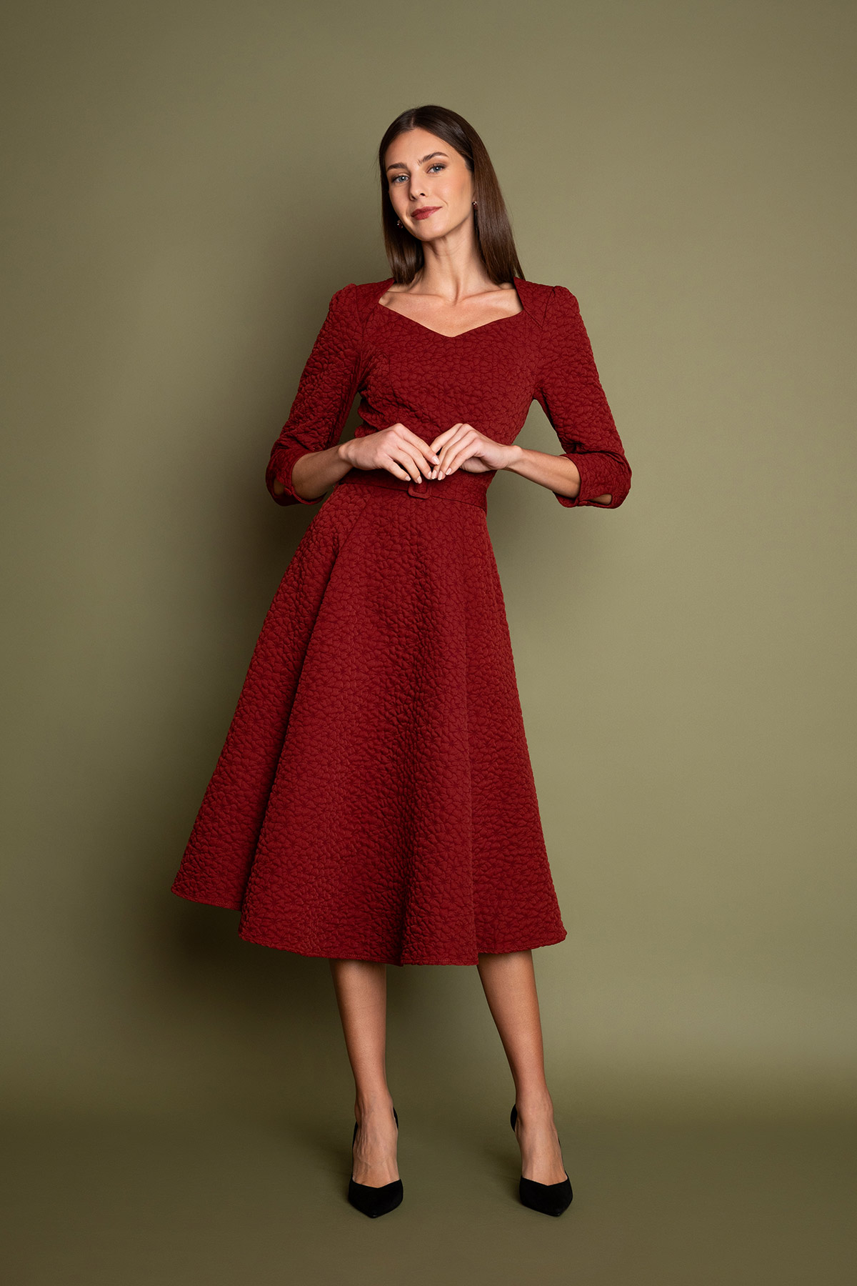 maroon-klos-vintage-forema-2 Υπέροχο φόρεμα σε μεσάτη γραμμή, με λαιμουδιά σε σχήμα καρδιά, κλος φούστα μέχρι τη γάμπα και κρυφό φερμουάρ στην πλάτη, με ελαφρώς φουντωτά 3/4 μανίκια και εντυπωσιακό flock pattern, για μοναδικές εμφανίσεις!