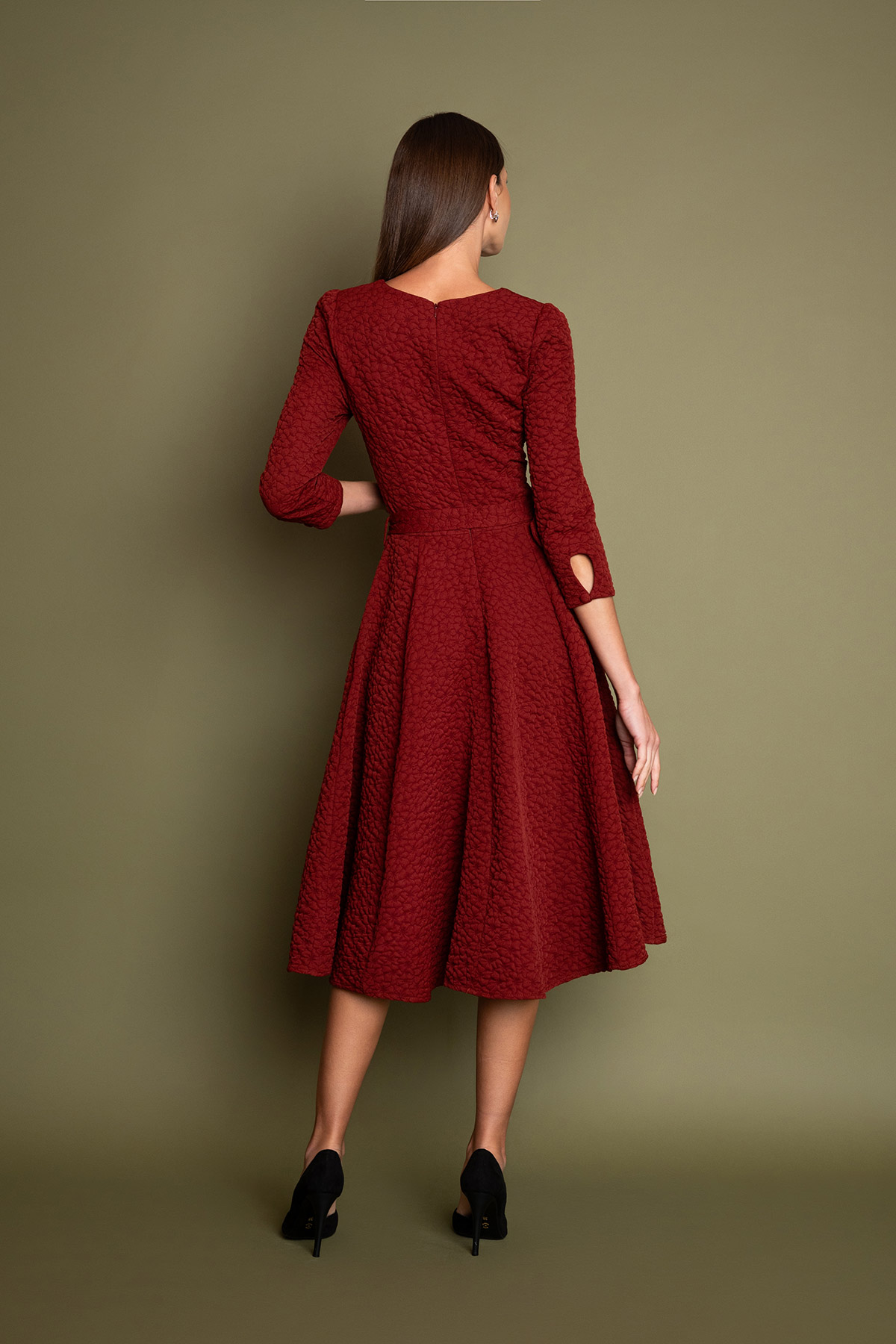 maroon-klos-vintage-forema-3 Υπέροχο φόρεμα σε μεσάτη γραμμή, με λαιμουδιά σε σχήμα καρδιά, κλος φούστα μέχρι τη γάμπα και κρυφό φερμουάρ στην πλάτη, με ελαφρώς φουντωτά 3/4 μανίκια και εντυπωσιακό flock pattern, για μοναδικές εμφανίσεις!