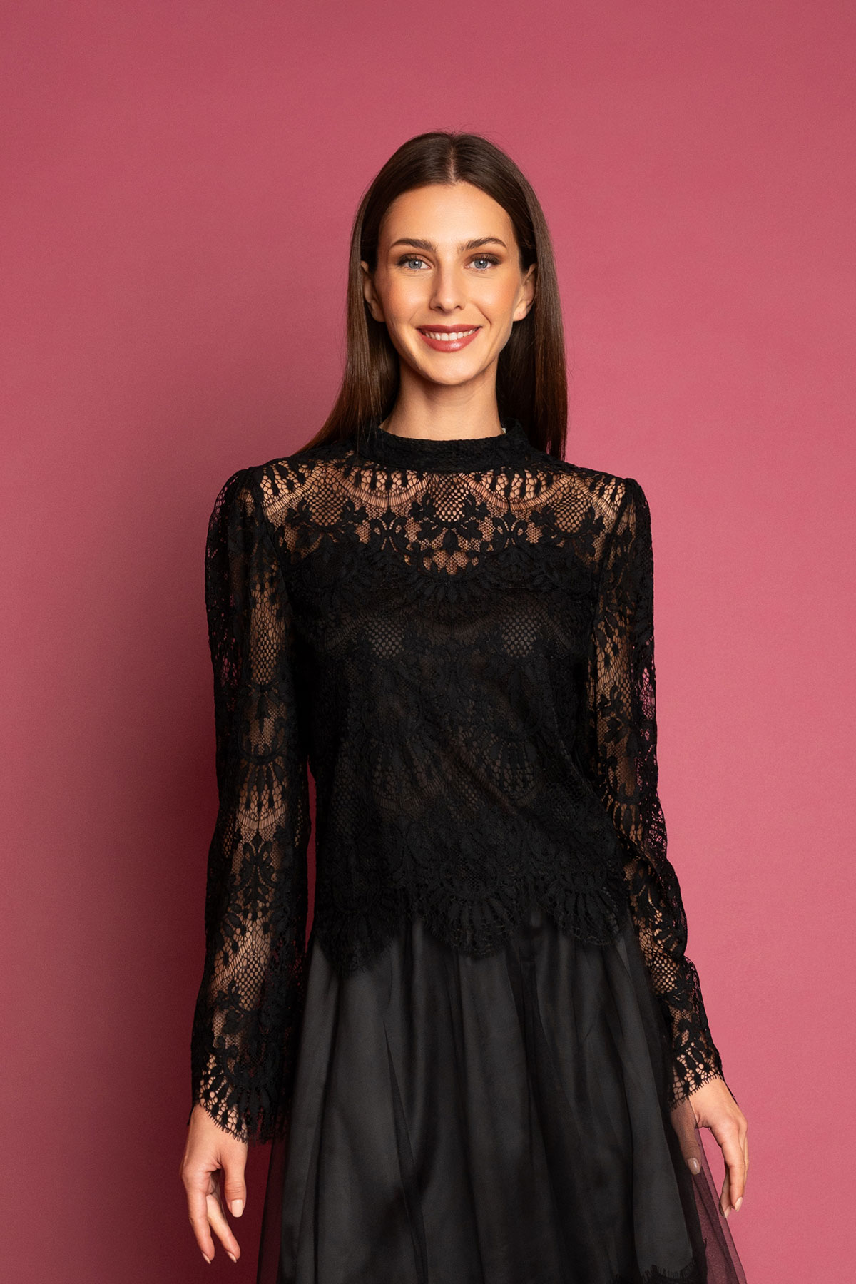 mavri-mplouza-dantela-1 Μαύρη δαντελένια μπλούζα με μακριά μανίκια, μπούστο σε σχήμα καρδιάς, τελείωμα δαντέλας και διαφάνεια στους ώμους, τα χέρια και την πλάτη, ιδανική επιλογή για επίσημες εμφανίσεις!