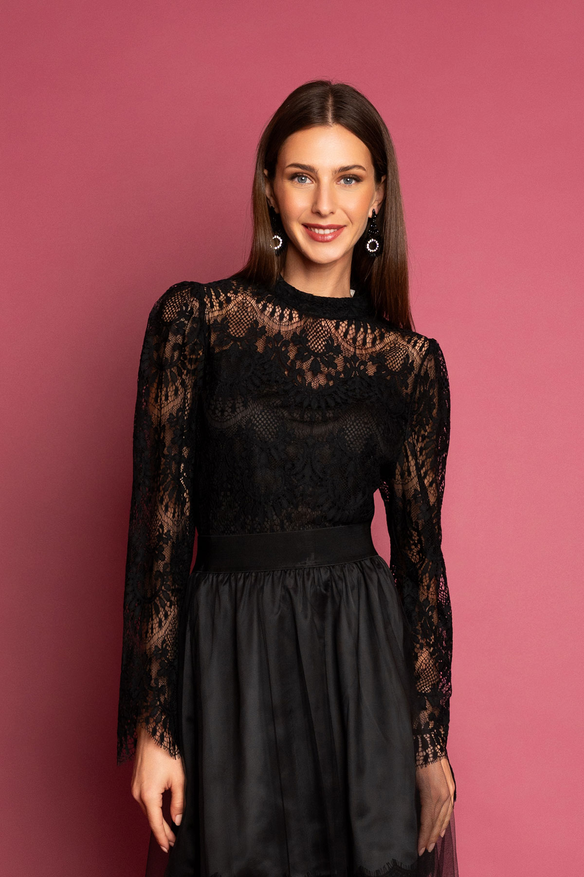 mavri-mplouza-dantela-2 Μαύρη δαντελένια μπλούζα με μακριά μανίκια, μπούστο σε σχήμα καρδιάς, τελείωμα δαντέλας και διαφάνεια στους ώμους, τα χέρια και την πλάτη, ιδανική επιλογή για επίσημες εμφανίσεις!