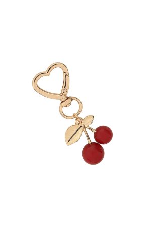 Προσθέστε με γλυκιά vintage πινελιά με το cherry charm! Αυτό το ιδιαίτερο αξεσουάρ έχει ένα cute σχέδιο με κεράσια και μπορείτε να το φορέσετε ως charm στην τσάντα σας ή ως μπρελόκ για τα κλειδιά σας. Ιδανικό αξεσουάρ για να συνοδεύσει το outfit σας και να δώσει λίγο χρώμα στα καθημερινά σας αντικείμενα!