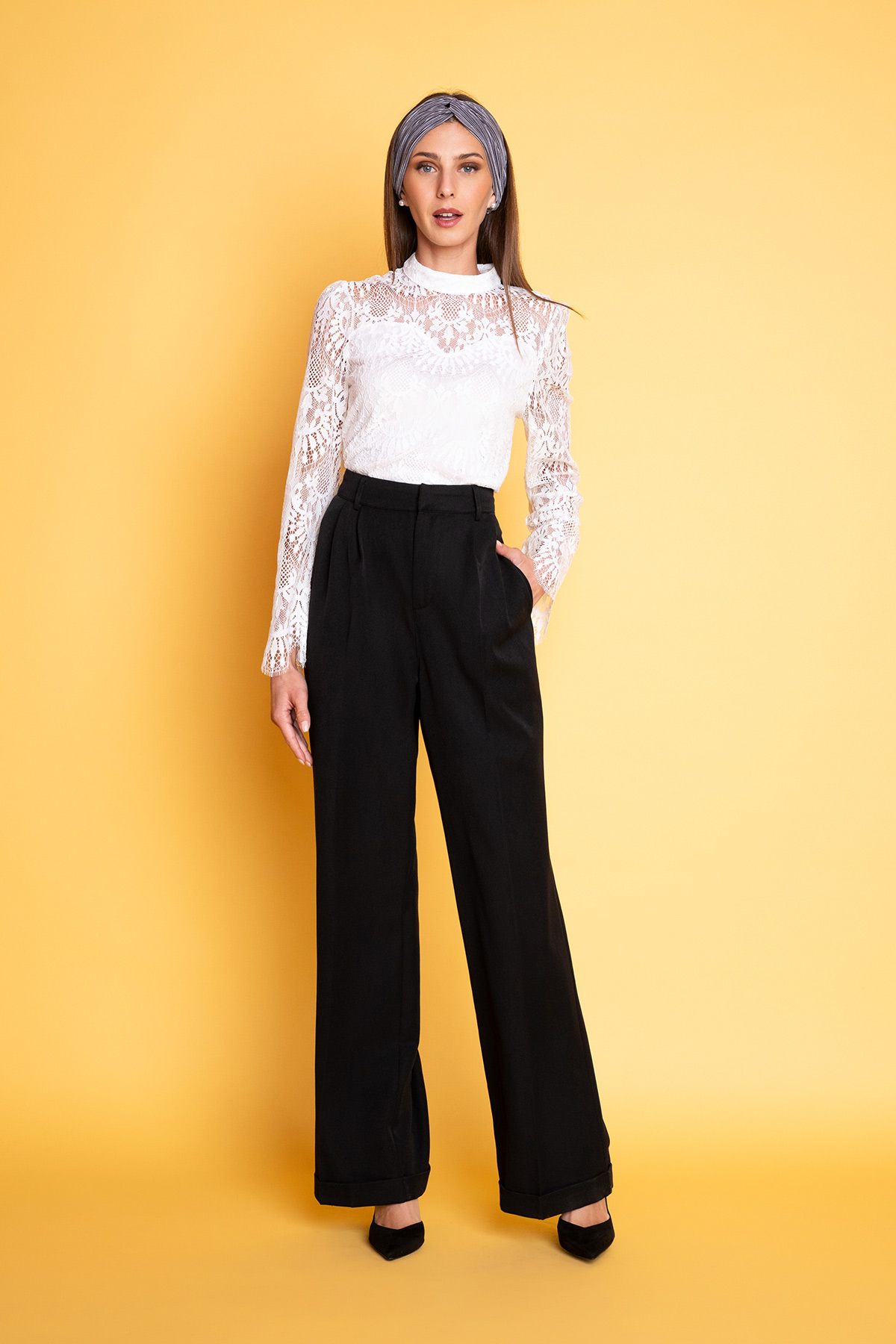 mavri-psilomesi-pantelona-2 Ψηλόμεση φαρδιά παντελόνα με σταθερή ζώνη, σε φαρδιά γραμμή με ρεβέρ, ντραπέ στο μπροστινό μέρος και τσέπες που θυμίζουν δεκαετία του '40. Φορέστε την με ένα πουλόβερ για ένα casual look ή με ένα εφαρμοστό πουκάμισο για chic look στη δουλειά!