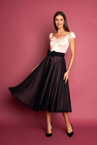 Midi φούστα με μπλε πουά τούλι και σομόν/ροζ φόδρα, μέχρι το γόνατο και λάστιχο στη μέση για άνετη εφαρμογή. Υπέροχη ρομαντική φούστα για ξεχωριστές εμφανίσεις!