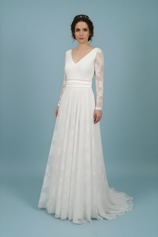 Ιβουάρ μακρύ φόρεμα με δαντέλα, V λαιμουδιά στο μπούστο και στρογγυλή πλάτη, σε μεσάτη γραμμή, με υπέροχη δαντέλα, μακριά διάφανα μανίκια και πλούσια φούστα σε αέρινη γραμμή, ιδανικό για την πιο ιδιαίτερη ημέρα σας!