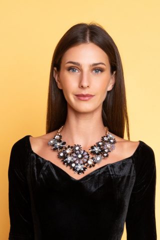 Πλούσιο κολιέ με μαύρα λουλούδια και χρυσαφί αλυσίδα με κούμπωμα.