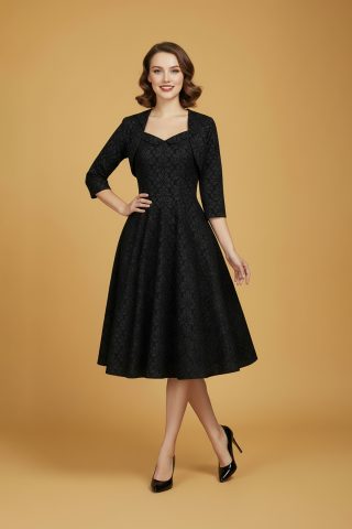 Απολαύστε τη διαχρονική κομψότητα με το midi κλος φόρεμα με μπολερό, εμπνευσμένο από το vintage στυλ, σε μαύρο χρώμα και διακοσμημένο με ένα εξαιρετικό ανάγλυφο φλοράλ print. Το φόρεμα διαθέτει ένα κολακευτικό εφαρμοστό μπούστο που τονίζει τη μέση, που καταλήγει σε μια φαρδιά φούστα για χαριτωμένη κίνηση. Ένα εκλεπτυσμένο ντεκολτέ με πέτο προσθέτει μια πινελιά ρετρό γοητείας, ενώ το ασορτί μπολερό που περιλαμβάνεται ολοκληρώνει την sophisticated εμφάνιση. Ιδανικό για επίσημες περιστάσεις ή για μια κομψή δήλωση οποιαδήποτε μέρα της εβδομάδας.