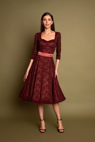 Υπέροχο φόρεμα σε μεσάτη γραμμή, με λαιμουδιά σε σχήμα καρδιά, κλος φούστα μέχρι τη γάμπα και κρυφό φερμουάρ στην πλάτη, με ελαφρώς φουντωτά 3/4 μανίκια, εντυπωσιακή μπορντό δαντέλα και νττραπαριστή σατέν ζώνη, για μοναδικές εμφανίσεις!