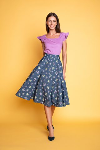 Αυτή η denim φούστα με το φλοράλ print, εμπνευσμένη από τη δεκαετία του 1950, φέρνει καλοκαιρινή χαρά σε όποιον τη φοράει. Η ψηλόμεση γραμμή αυτής της φούστας είναι κολακευτική και άνετη, με τσέπες στο πλάι, που την κάνουν γοητευτική, πρακτική και ζωηρή.