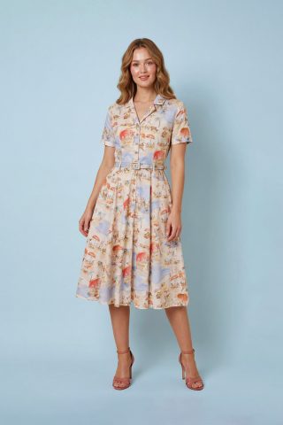 Ρετρό φόρεμα, με ένα μαγευτικό beach theme print, από 100% δροσερό βαμβάκι, διαθέτει την κλασική fit & flare γραμμή που στενεύει στη μέση και ανοίγει αναδεικνύοντας τη σιλουέτα σας. Με κομψά κουμπιά στο πάνω μέρος, πρακτικές κρυφές τσέπες και μια χαριτωμένη αποσπώμενη ζώνη από το ίδιο ύφασμα, είναι το ιδανικό φόρεμα για να σας συνοδεύσει από τις πρωινές βόλτες στην ακρογιαλιά μέχρι τις ρομαντικές βραδινές εξόδους.