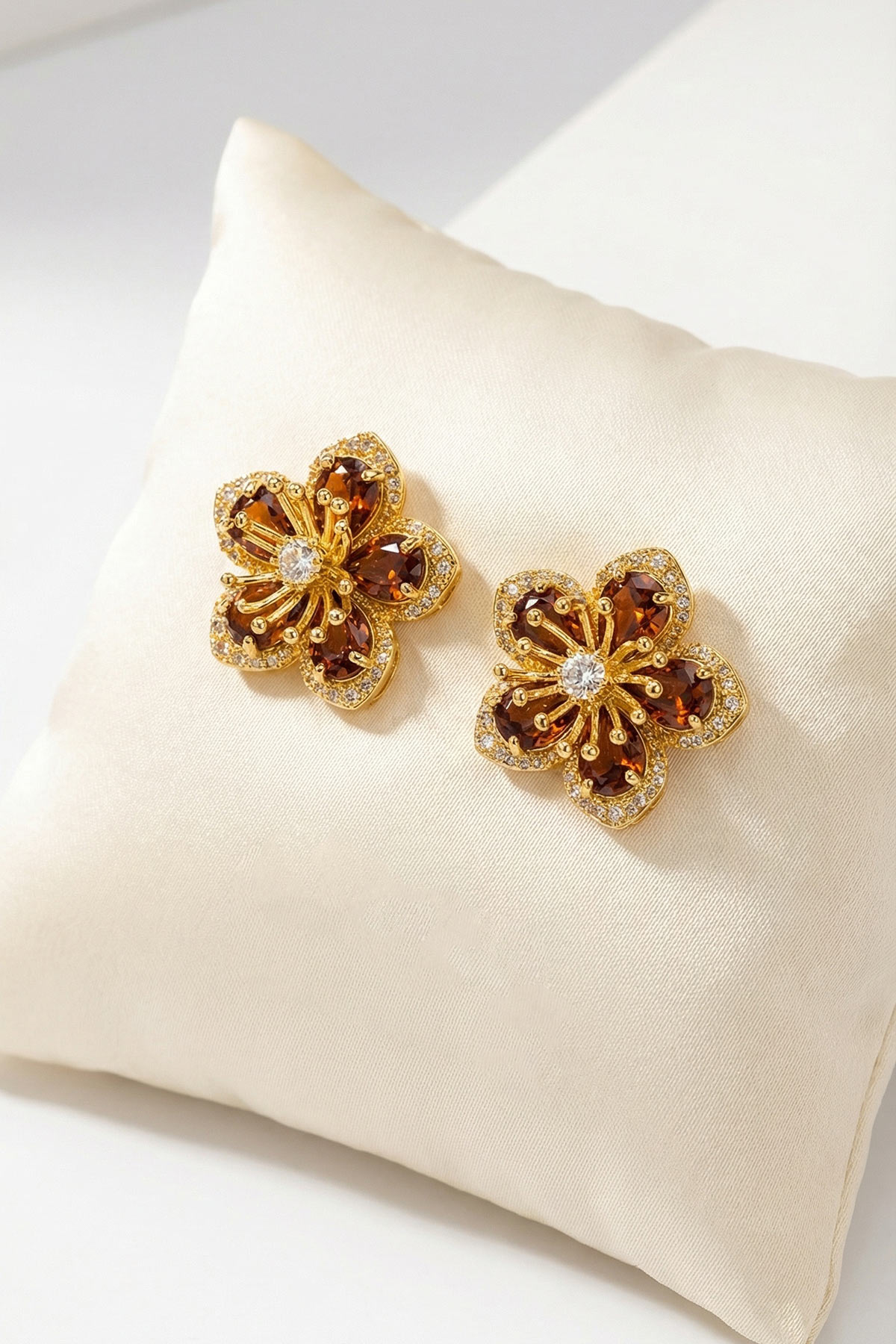 vintage-skoularikia-louloudi-1 Εντυπωσιακά vintage σκουλαρίκια λουλούδι σε χρυσό τόνο με λαμπερές πέτρες και ζιργκόν. Ιδανικό statement κόσμημα για κομψές εμφανίσεις και ιδιαίτερα looks.