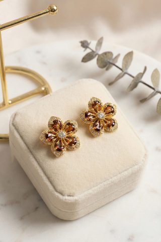 Εντυπωσιακά vintage σκουλαρίκια λουλούδι σε χρυσό τόνο με λαμπερές πέτρες και ζιργκόν. Ιδανικό statement κόσμημα για κομψές εμφανίσεις και ιδιαίτερα looks.