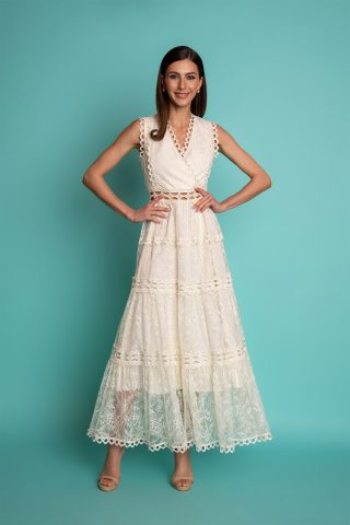 Ρομαντικό midi φόρεμα από εκρού δαντέλα, μπούστο και πλάτη V με κεντημένες δαντελένιες λεπτομέρειες, διαφάνεια στη μέση και βολάν στη φούστα, ιδανικό για μια ιδιαίτερη περίσταση!