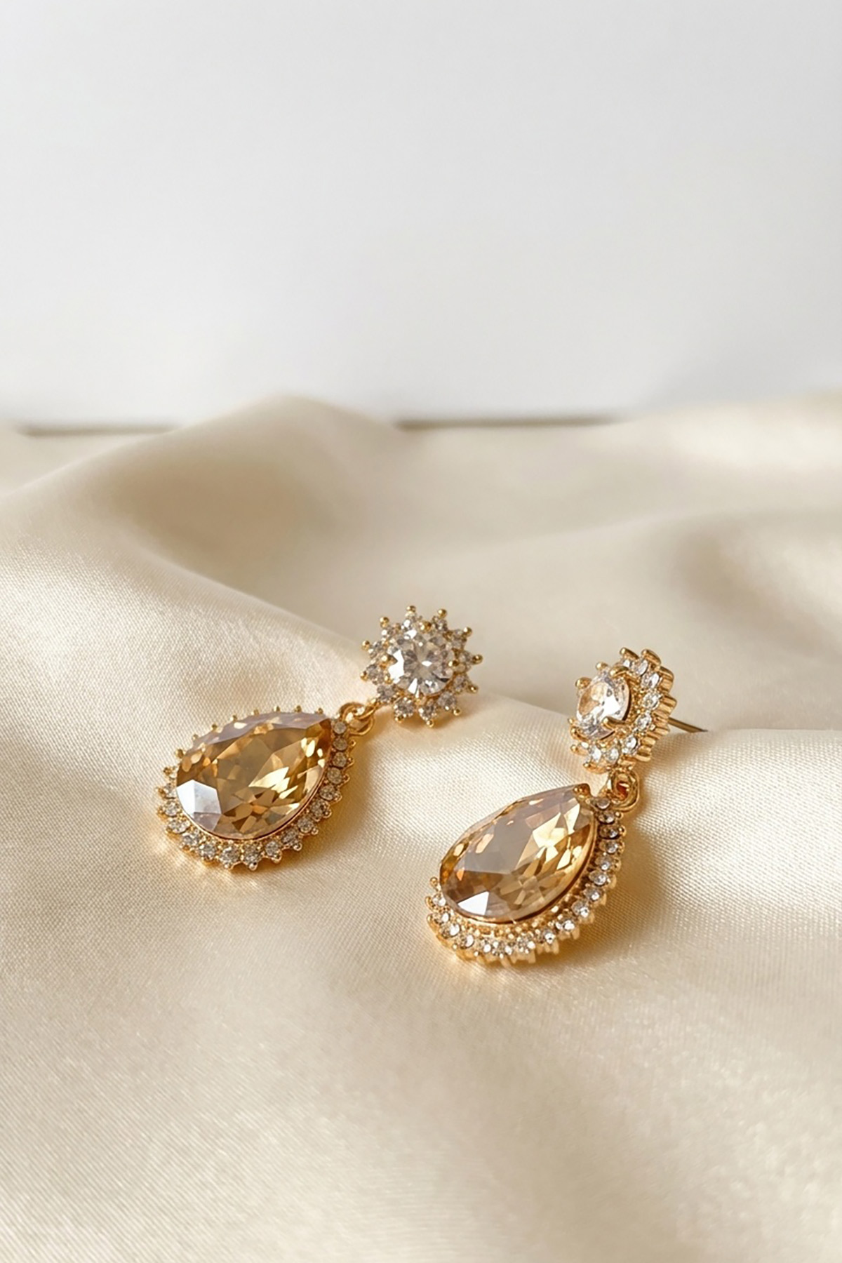 hrisa-skoularikia-stagona-1 Κομψά σκουλαρίκια από χαλκό, διακοσμημένα με λαμπερή πέτρα και ζιργκόν. Ιδανικά για elegant εμφανίσεις με στυλ και λάμψη!