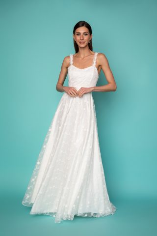 Ιβουάρ μακρύ δαντελένιο φόρεμα με λαιμουδιά που σχηματίζει καρδιά και χαμηλή πλάτη, σε μεσάτη γραμμή, με ρομαντική δαντέλα και σατέν φόδρα, δαντελένιες τιράντες, που κατεβαίνουν χαμηλά στην ανοιχτή πλάτη, φούστα που καταλήγει σε ουρά, και σατέν ιβουάρ ντραπαριστή ζώνη που δένει πίσω με φιόγκο, ιδανικό για την πιο ιδιαίτερη ημέρα σας!