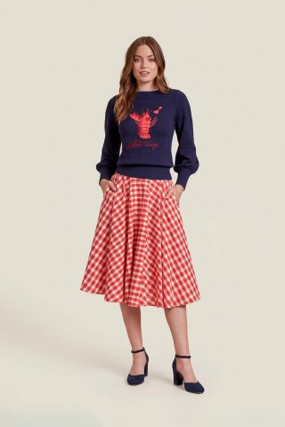 Εντυπωσιακή full swing φούστα που αναβιώνει τη μαγεία της δεκαετίας του '50, σε ένα εκλεπτυσμένο καλοκαιρινό καρό, με ψηλόμεση εφαρμογή που αγκαλιάζει τη μέση και κολακεύει τους γοφούς, αυτή η φούστα συνδυάζει την κομψότητα με την πρακτικότητα, διαθέτοντας τις απαραίτητες πλαϊνές κρυφές τσέπες. Για ένα αυθεντικό, θεαματικό vintage look, μπορείτε να τη συνδυάσετε με ένα φουρό, που θα της δώσει τον απόλυτο όγκο των 50s. Μια διαχρονική επιλογή για ρομαντικές εμφανίσεις που αποπνέουν αυτοπεποίθηση!