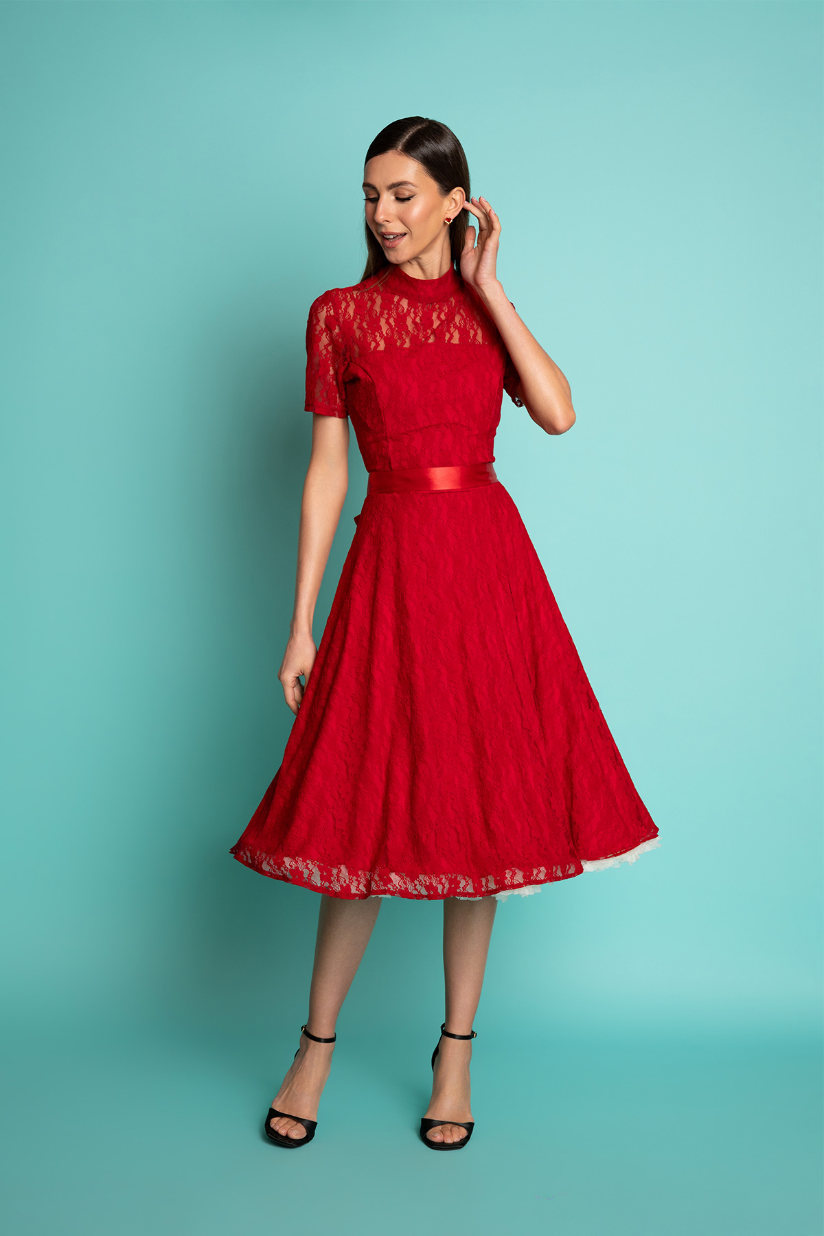 kokkino-dantelenio-forema-vintage-1 Midi vintage φόρεμα σε μεσάτη γραμμή, με υπέροχη κόκκινη δαντέλα, κλος φούστα με μήκος μέχρι το γόνατο, κοντά μανίκια, κλειστή λαιμουδιά και διαφάνεια στους ώμους και τα χέρια, είναι το πιο chic φόρεμα για να συνοδεύσει μια επίσημη εμφάνισή σας.
