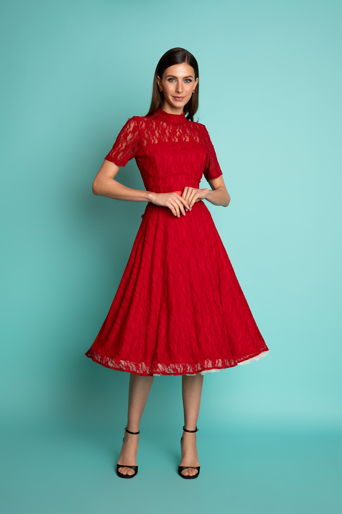 kokkino-dantelenio-forema-vintage-2 Midi vintage φόρεμα σε μεσάτη γραμμή, με υπέροχη κόκκινη δαντέλα, κλος φούστα με μήκος μέχρι το γόνατο, κοντά μανίκια, κλειστή λαιμουδιά και διαφάνεια στους ώμους και τα χέρια, είναι το πιο chic φόρεμα για να συνοδεύσει μια επίσημη εμφάνισή σας.