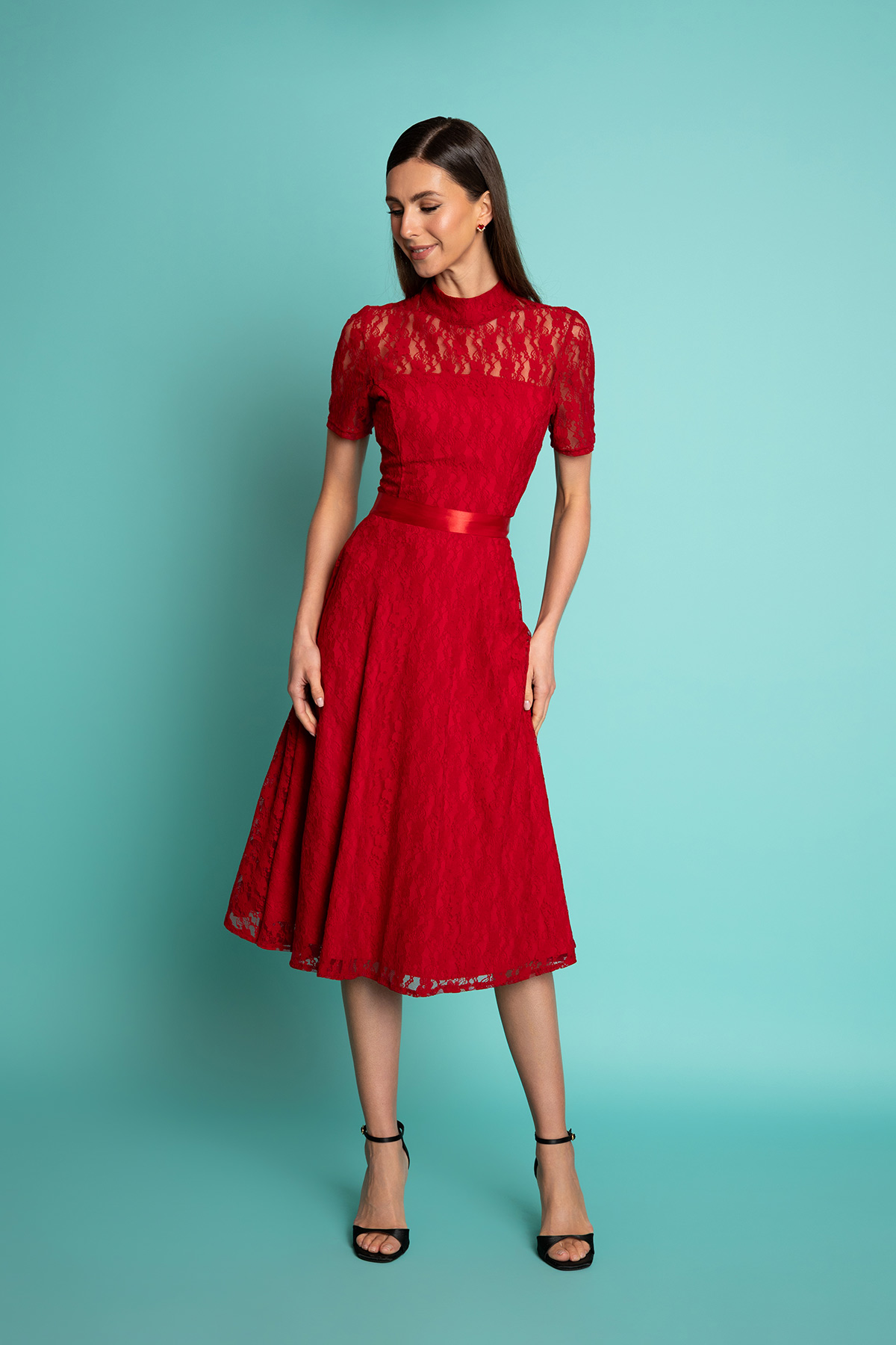 kokkino-dantelenio-forema-vintage-3 Midi vintage φόρεμα σε μεσάτη γραμμή, με υπέροχη κόκκινη δαντέλα, κλος φούστα με μήκος μέχρι το γόνατο, κοντά μανίκια, κλειστή λαιμουδιά και διαφάνεια στους ώμους και τα χέρια, είναι το πιο chic φόρεμα για να συνοδεύσει μια επίσημη εμφάνισή σας.