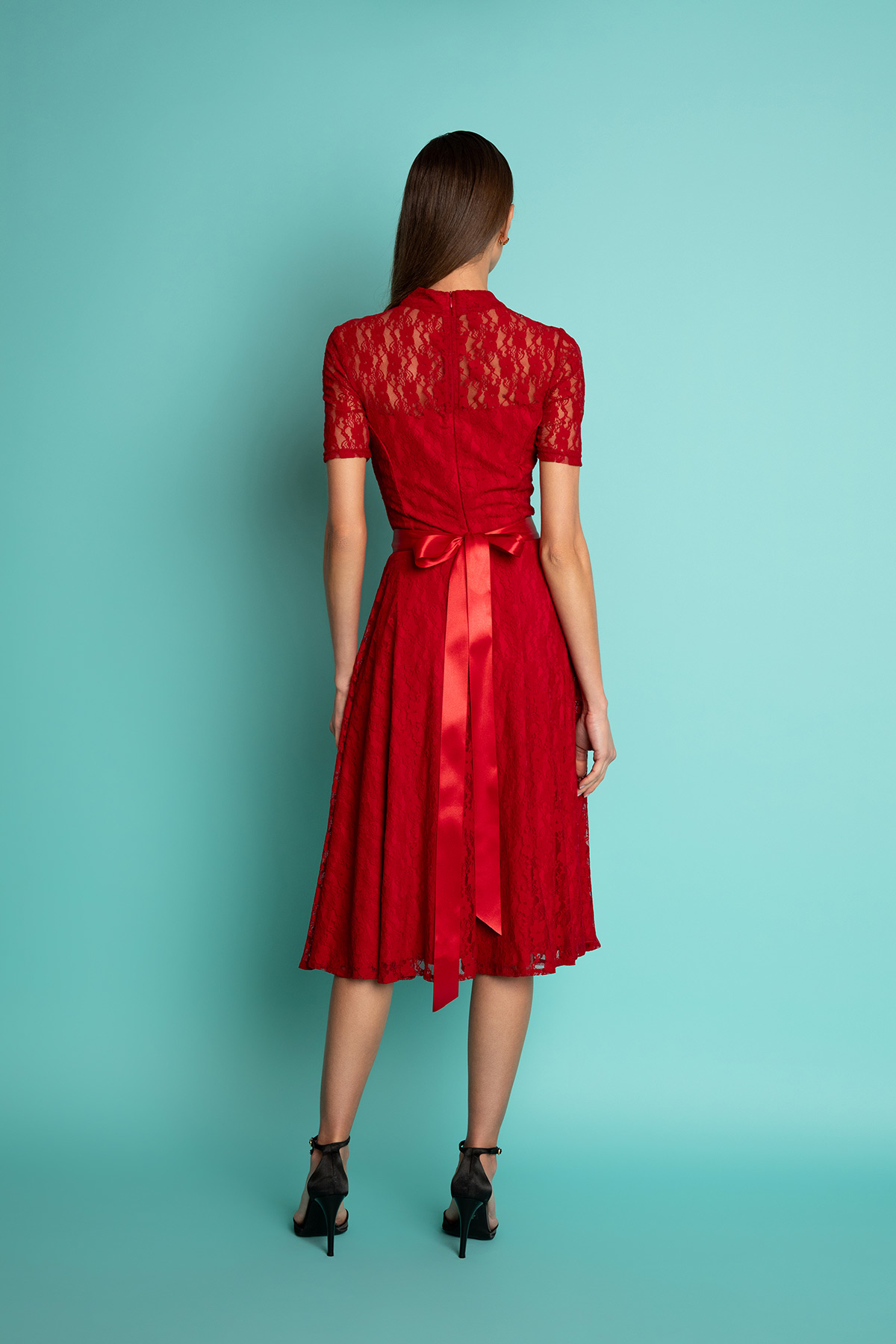 kokkino-dantelenio-forema-vintage-4 Midi vintage φόρεμα σε μεσάτη γραμμή, με υπέροχη κόκκινη δαντέλα, κλος φούστα με μήκος μέχρι το γόνατο, κοντά μανίκια, κλειστή λαιμουδιά και διαφάνεια στους ώμους και τα χέρια, είναι το πιο chic φόρεμα για να συνοδεύσει μια επίσημη εμφάνισή σας.