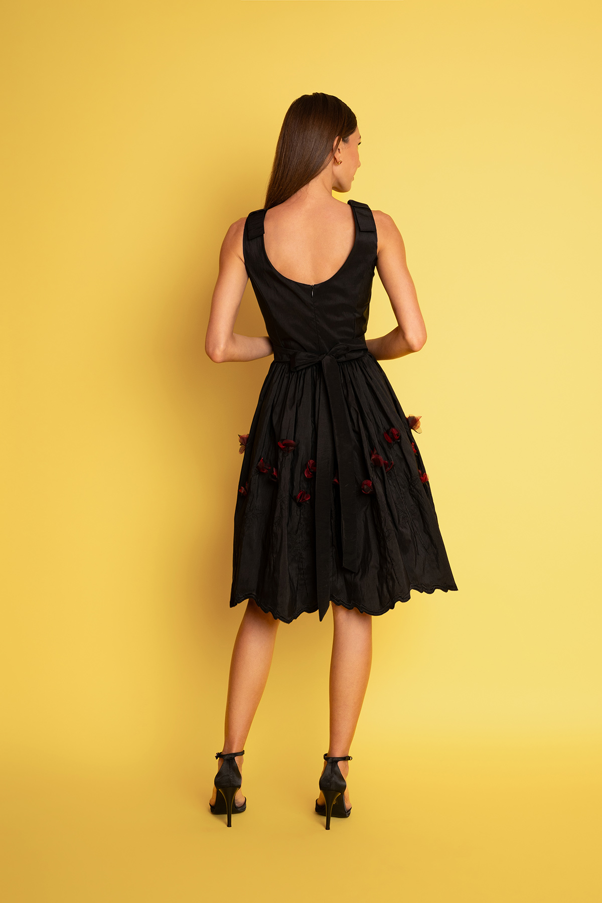 mavro-vintage-forema-london-1 Μοναδικό μαύρο φόρεμα σε vintage γραμμή, με φιόγκους στους ώμους, τετραγωνισμένο κόψιμο στο μπούστο και στρογγυλή πλάτη, φούστα με σούρα και 3d λουλούδια, για ξεχωριστές εμφανίσεις!
