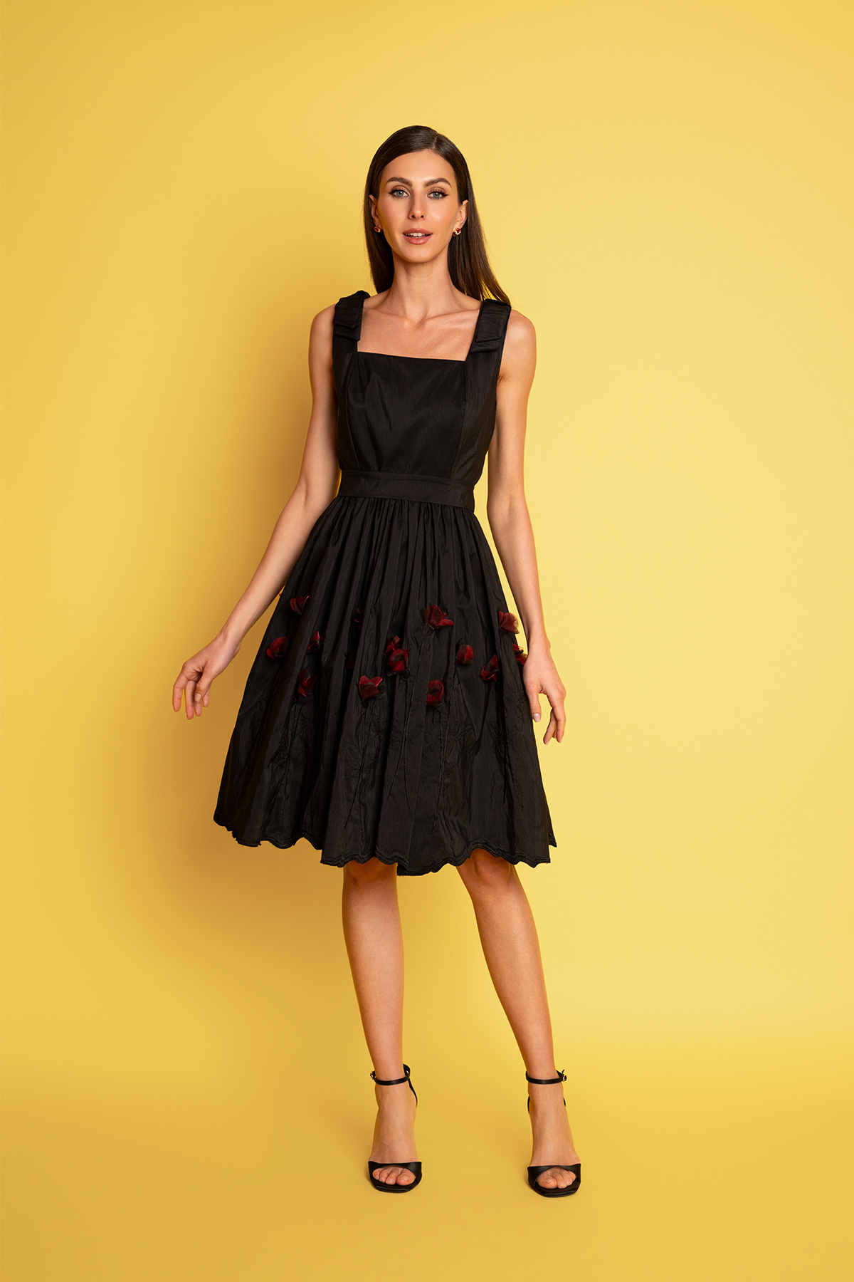 mavro-vintage-forema-london-2 Μοναδικό μαύρο φόρεμα σε vintage γραμμή, με φιόγκους στους ώμους, τετραγωνισμένο κόψιμο στο μπούστο και στρογγυλή πλάτη, φούστα με σούρα και 3d λουλούδια, για ξεχωριστές εμφανίσεις!