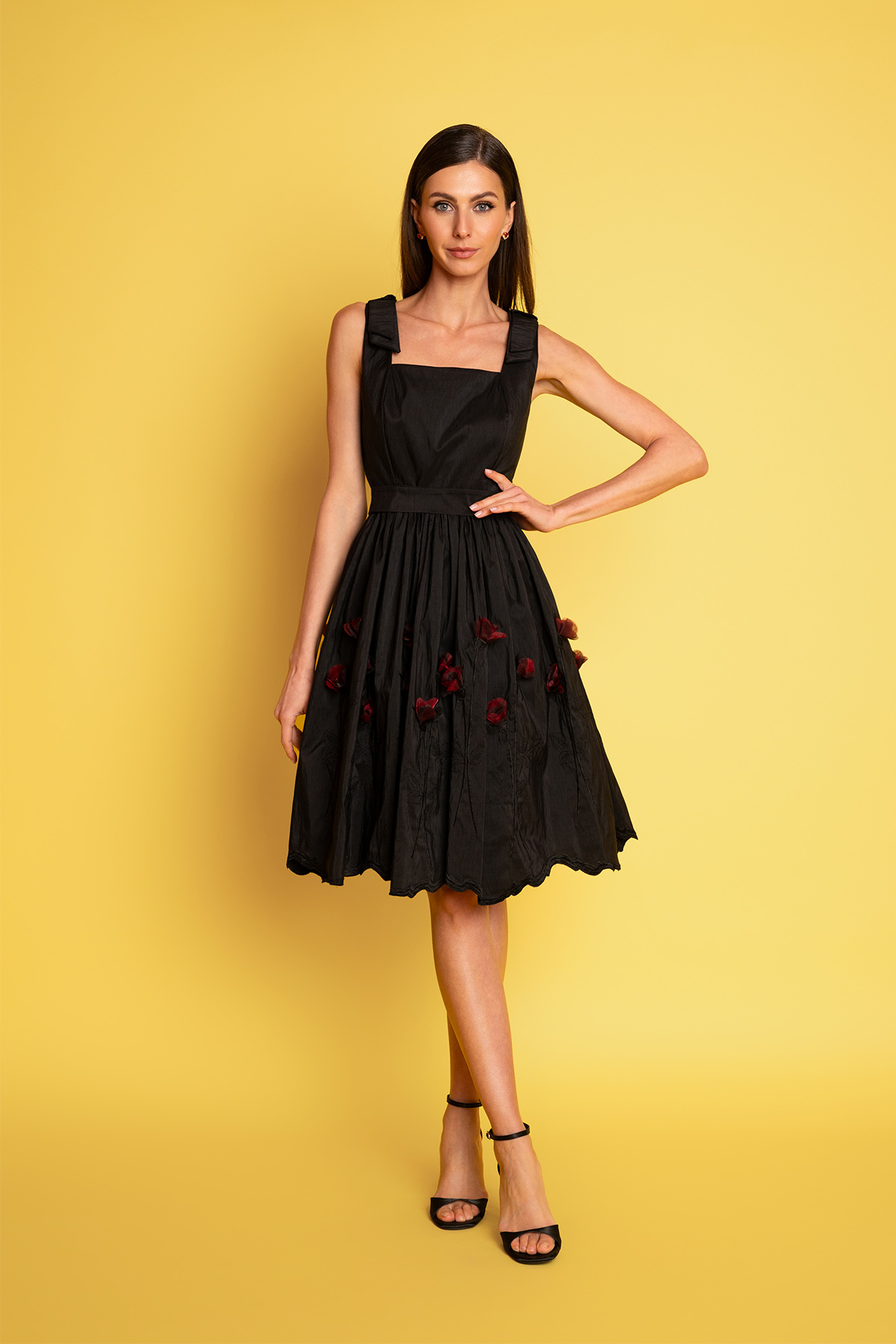 mavro-vintage-forema-london-3 Μοναδικό μαύρο φόρεμα σε vintage γραμμή, με φιόγκους στους ώμους, τετραγωνισμένο κόψιμο στο μπούστο και στρογγυλή πλάτη, φούστα με σούρα και 3d λουλούδια, για ξεχωριστές εμφανίσεις!